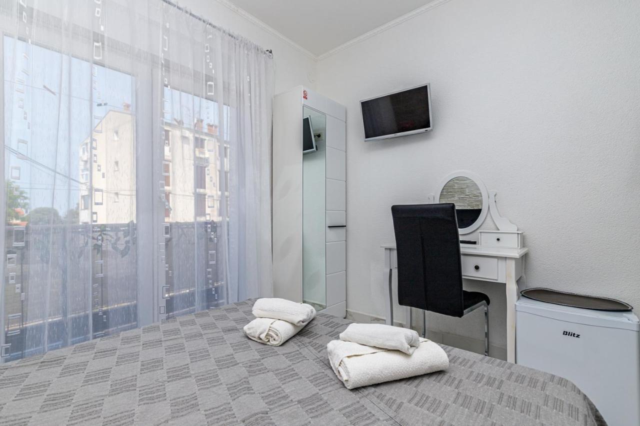 Genoa Rooms Porec Bagian luar foto