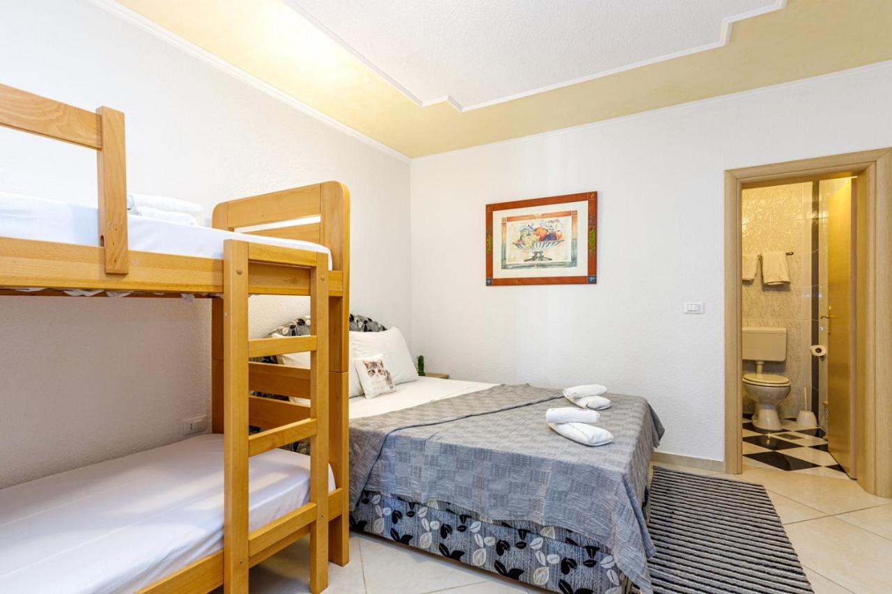 Genoa Rooms Porec Bagian luar foto